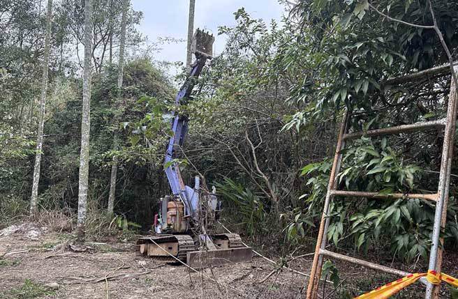 检警研判，死者当时站在挖土机挖斗附挂的吊笼，结果不慎连笼带人跌落，颈部因此受伤，导致失血身亡。（读者提供∕吕妍庭嘉义传真）