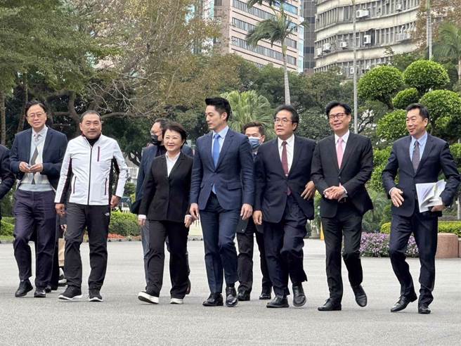 台中市长卢秀燕(左3)、新北市长侯友宜(左2)在三立百日施政民调中拿到六都第一、三名。（中时资料照／黄婉婷摄）