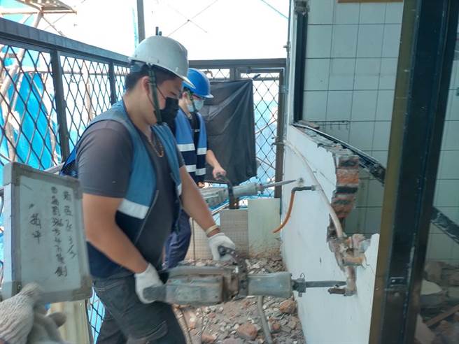 拆除大队要求屋主限期改善未果，最后由拆除大队强制执行拆除。（工务局提供）