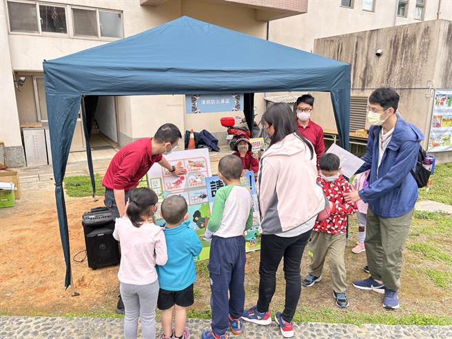 清明连假期间，桃园市消防局第四大队龙潭分队办理消防宣导体验营。（翻摄照片／蔡明亘桃园传真）