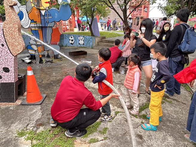 射水体验区受到小朋友们喜爱。（翻摄照片／蔡明亘桃园传真）