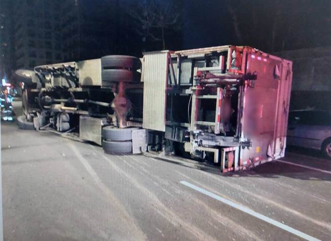 桃园中坜环西路二段4日凌晨发生大货车翻覆事故。（翻摄照片／蔡明亘桃园传真）