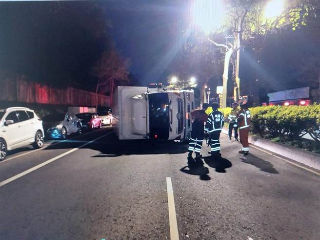 22岁林姓男子4日凌晨驾驶大货车送货途中，为闪避停在路边的车辆惨撞分隔岛后翻覆。（翻摄照片／蔡明亘桃园传真）