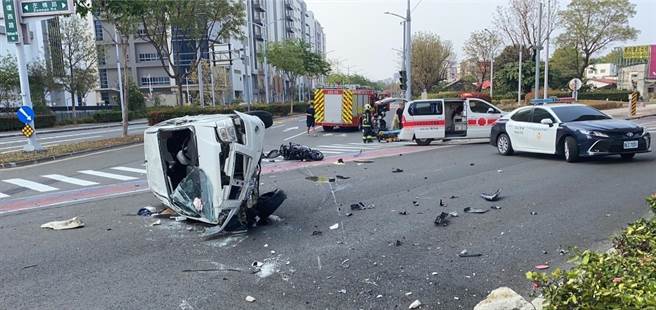 高雄市楠梓区左楠路与外环西路口4月4日下午3时15分许发生一件自小客车与机车的车祸，汽车侧翻。（翻摄照片／林瑞益高雄传真）