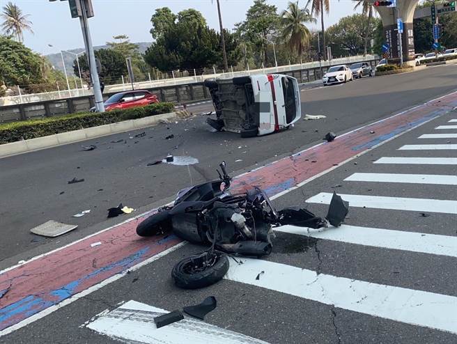 高雄市楠梓区左楠路与外环西路口4月4日下午3时15分许发生一件自小客车与机车的车祸，图为车祸现场。（翻摄照片／林瑞益高雄传真）