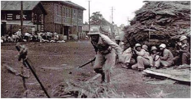 1946年5月南朝鲜全境霍乱流行，仅庆尚北道就有4000人死亡。之后，由于洪水和铁路工人罢工、破产等，米价比朝鲜日治时期高10倍以上。结果9月市民开始抗议游行、10月1日在大邱府厅前抗议，大邱警方在镇压暴动的过程中造成3名示威学生死亡，多人受伤，38名警员随即在之后的报復攻击中遇害。 10月3日，永川约1万多人攻击警察署，40名警员及郡长遇害。另一场暴动中则有20名地主及亲日官员遭到杀害。美军政厅还以顏色，10月2日宣布戒严，全境230万人参加騒乱。美军与南朝鲜防卫队警察、右翼团体投入镇压，朝群眾射击，整个事件共计死亡136人。事件后，韩国民间对美国支持下降、亲共产主义团体支持率上升。图为南韩1946.10 大邱事件中的南韩防卫队部队。（文：维基百科／炳文提供）
