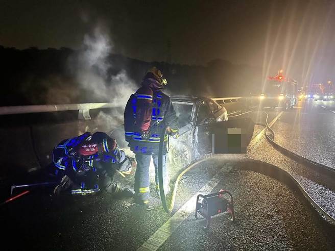 国道3号台中清水段今天晚间发生火烧车事件。（警方提供／陈淑娥台中传真）