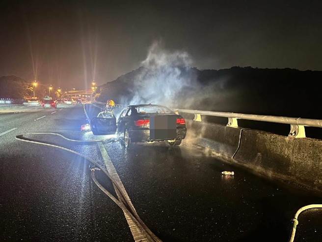 国道3号台中清水段今天晚间发生火烧车事件。（警方提供／陈淑娥台中传真）