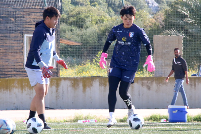旅日门神程思瑜在贝鲁特与中华女足会合，左为守门员教练陈彦夫。（中华足协提供）