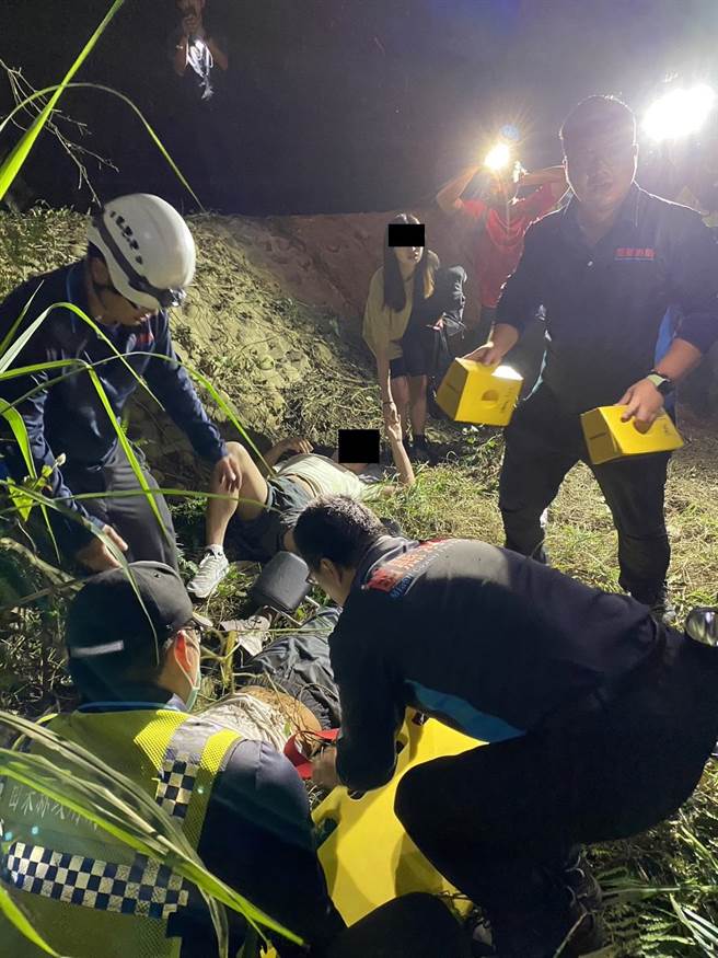 警消人员到场救援。（民眾提供／李京升苗栗传真）