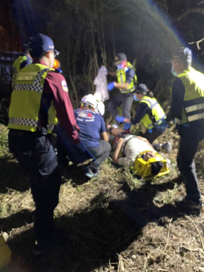 警消人员协助患者送医。（民眾提供／李京升苗栗传真）