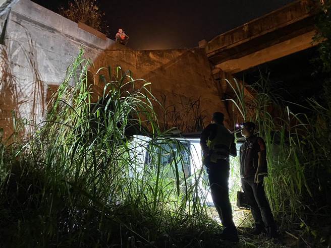 车辆从边坡衝出后摔落到平面道路。（民眾提供／李京升苗栗传真）