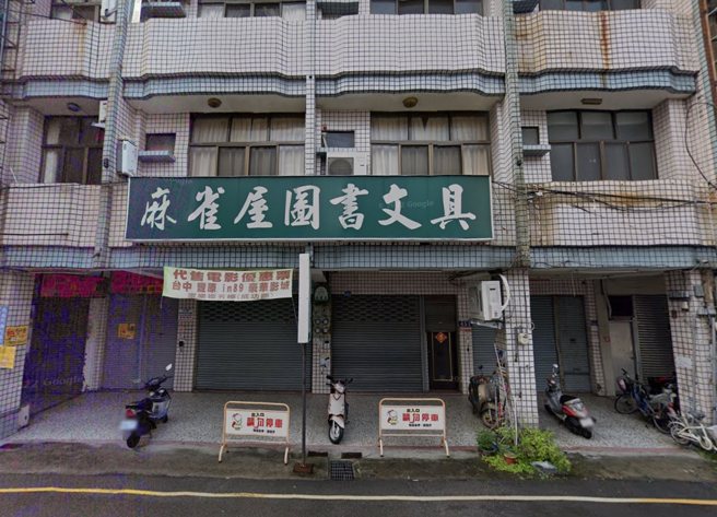 台中丰原35年老牌书局「麻雀屋图书文具」今天宣布熄灯，营业至月底后正式拉下铁门。(图／Google街景)