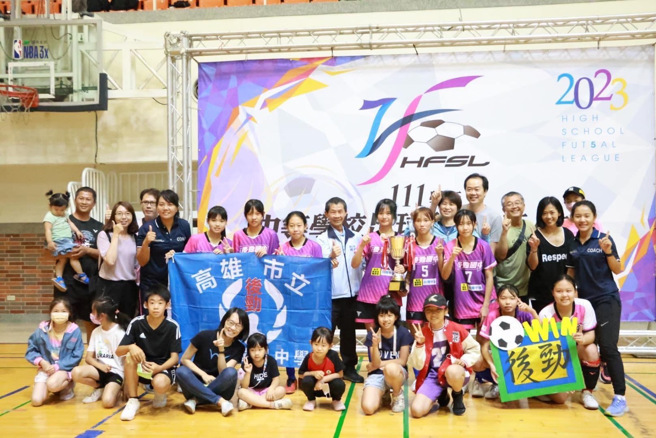高雄后劲国中在中等学校足球联赛五人制国女组夺下校史首冠。(高雄后劲国中提供)