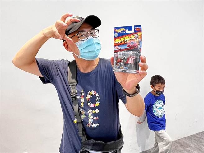 「高雄市盐埕研究社」举办「2023盐埕玩具节」，消费就能套圈圈、换经典玩具，父母亲比孩子还开心。（高雄市盐埕研究社提供／袁庭尧高雄传真）