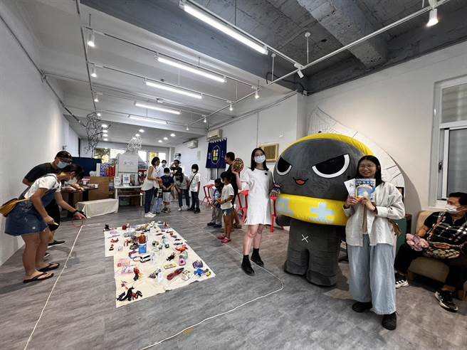 今年盐埕玩具节主打套圈圈、换玩具，吸引不少民眾连假前往试手气。（高雄市盐埕研究社提供／袁庭尧高雄传真）