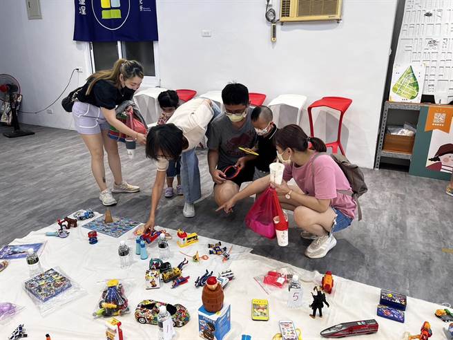玩具节成功刺激当地的消费，连假四天的买气让店家相当有感，套圈圈人潮络绎不绝。（高雄市盐埕研究社提供／袁庭尧高雄传真）