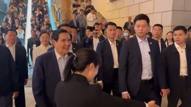 马英九4日晚间赴重庆南岸区弹子石老街、两江四岸核心区夜游，大陆高规格维安。(翻摄画面/马英九办公室提供)