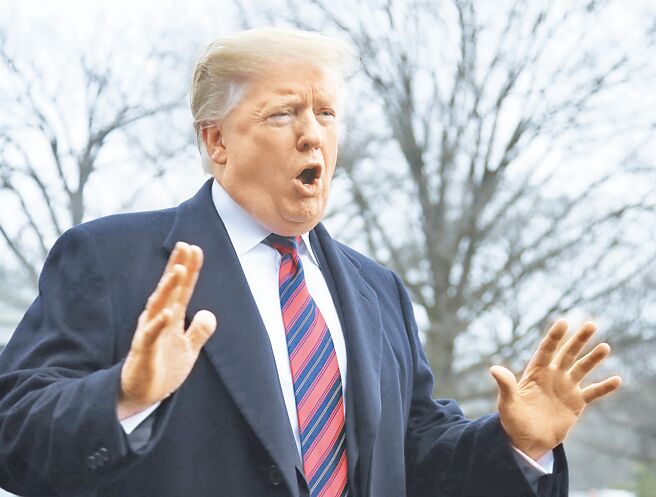 川普（见图）支付艳星「暴风女丹尼尔斯」（Stormy Daniels）13万美元封口费时，注记为「法务商业费用」，涉嫌偽造文书，成为美国史上首位面临刑事指控的前总统。（美联社）