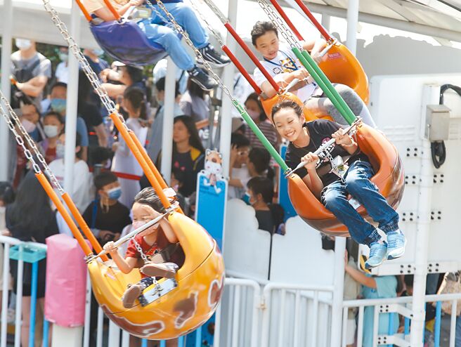 今天是儿童节，儿童理应受到爱护，但根据卫福部统计，去年处理的儿少保护案件达4万6859件，是4年来新高。图为台北市儿童新乐园，推出12岁以下免费入园。（王英豪摄）