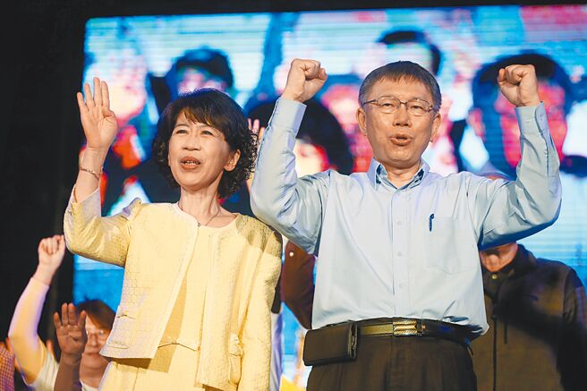 民眾黨3日召開首次選舉決策委員會，會議中擬出總統與區域立委提名期程草案，總統參選人若只有黨主席柯文哲1人領表，最快5月8日確定人選，5月17日正式對外公告。圖為柯文哲（右）與夫人陳佩琪。（本報資料照片）