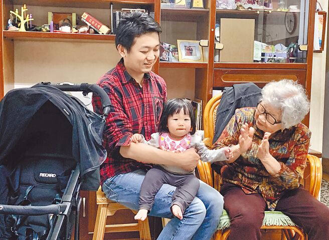 少子化问题严重，四代同堂享天伦之乐，有待「催生」。（廖志晃摄）