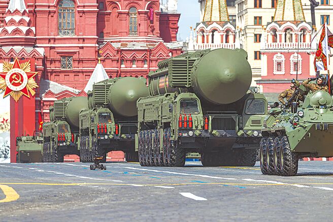 俄羅斯戰術核武將部署在白俄與北約鄰國邊境附近。圖為俄羅斯在莫斯科紅場舉行勝利日閱兵綵排。（新華社）