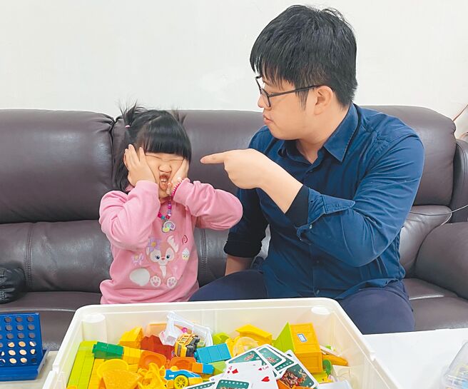 桃園市衛生局呼籲，孩童在成長過程中可能因為前額葉發育較慢或部分神經傳導物質失常等狀況，出現注意力不足的情形，應尋求專業醫療評估。圖為示意與病例無關。（桃園市衛生局提供／陳夢茹桃園傳真）