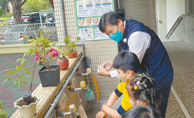 台中市卫生局长曾梓展担任洗手大使，教导学童宣导正确洗手五步骤「溼、搓、冲、捧、擦」。（台中市卫生局提供／冯惠宜台中传真）