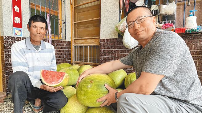 台南学甲红茄萣西瓜上市，郭尊景（左）与儿子郭鸣修（右）在家门前自产自销。（张毓翎摄）