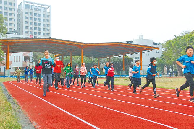 台南市校園操場跑道改善執行進度，全國第一。（台南市政府提供／曹婷婷台南傳真）