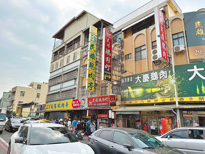 民雄火车站前和平路鹅肉店林立，有「鹅肉一条街」之称，不少游客趁着清明连假前来享用美食。（邱显诚摄）