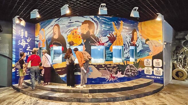 屏东海生馆在清明连假推出「潮海之祭」活动，将展区摇身一变成了挂满名画的美术馆，令人眼睛为之一亮。（谢佳潾摄）