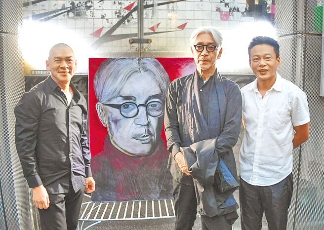 蔡明亮（左起）曾送坂本龙一自己画的肖像，两人合体宣传李康生主演的电影《你的脸》。（摘自脸书）