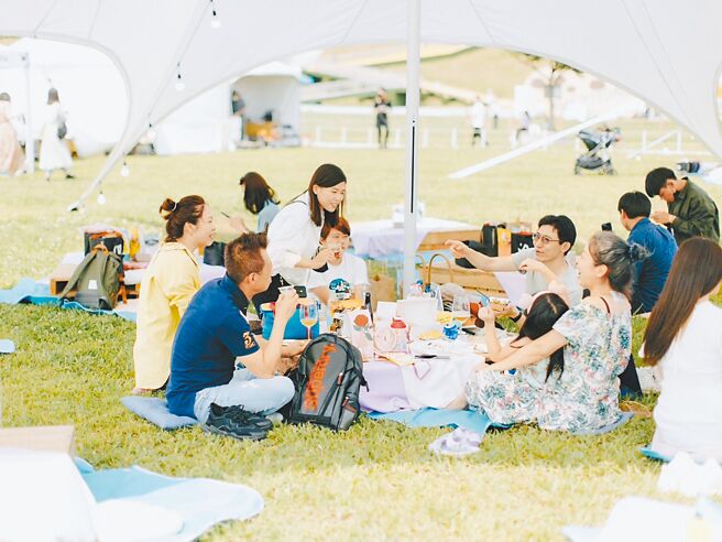 野餐已成为春季热门户外活动，奢华风格日渐兴盛。（VOGUE提供）