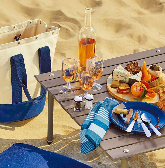 Crate&Barrel Outfitted蓝色帆布野餐包，5500元。（Crate&Barrel提供）