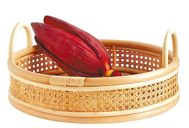 Crate&Barrel Cane把手编织托盘，2350元。（Crate&Barrel提供）