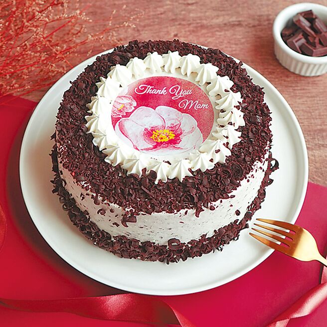 義美「相片冰淇淋蛋糕-黑炫巧克力風味」原價900元起。（義美提供）