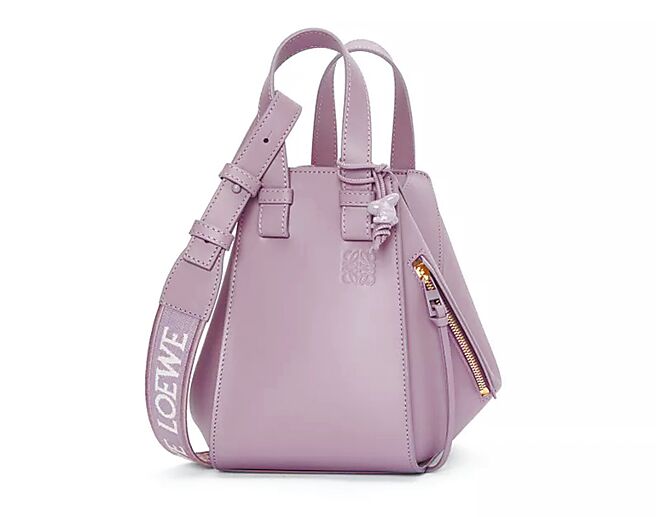 罗威（Loewe）经典Hammock包款一直是柜上热销款，今次品牌为Hammock包款延续新生，打造全新Hammock Compact系列（见图）。（价格店洽，Loewe提供）