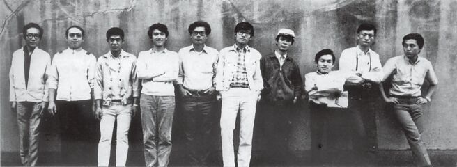 V-10在1971年展览时的合照，右起为：张照堂、庄灵、凌明声（殁）、龙思良（殁）、叶政良、谢震基（殁）、郭英声、周栋国、张国雄（殁）、 胡永（殁）。（成大艺术中心提供）