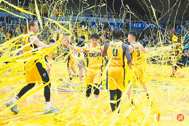 現場拋下黃色彩帶慶祝中信特攻拿下本季例行賽第1。（T1聯盟提供）