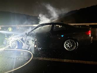 國道駕駛驚覺異狀急停靠路肩 BMW豪車隨即燒成一團火球