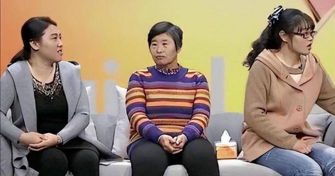 母亲(中)与二女儿(右)积怨数十年，在节目上互相叫骂。(影片截图)