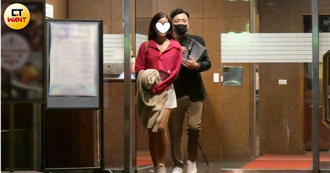 用餐完畢後77老大和女伴走出餐廳。（圖／本刊攝影組）