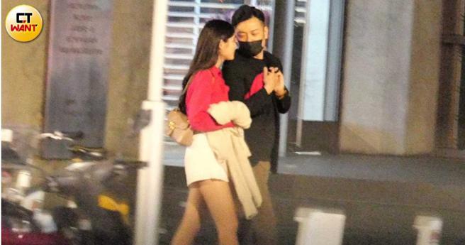 一路上77老大和女伴說說笑笑，他還把女生的手拉近自己胸膛裡。（圖／本刊攝影組）