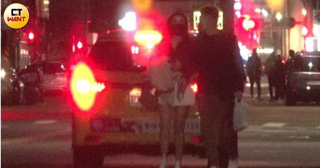 兩人在裡頭待了兩個半小時後離開。（圖／本刊攝影組）