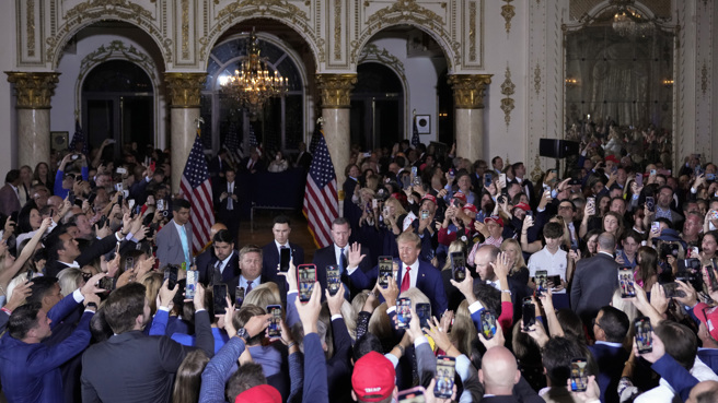 美國前總統川普5日在佛州海湖莊園發表演說，現場湧入大批媒體和支持群眾。（圖／美聯社）