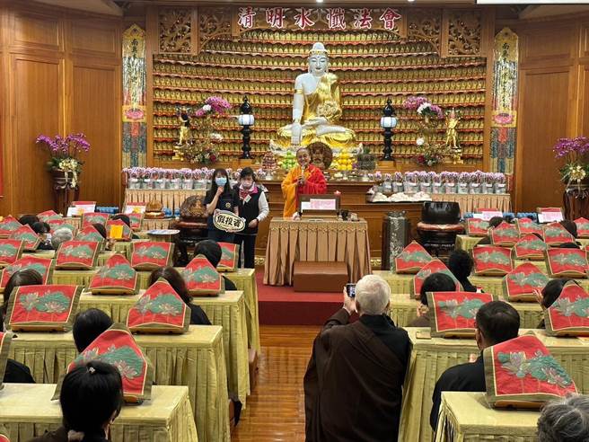 竹市警三分局派員前往佛光山法寶寺參加清明水懺法會時，與住持覺舜法師共同舉辦反詐騙宣導活動。（警方提供／王惠慧新竹傳真）