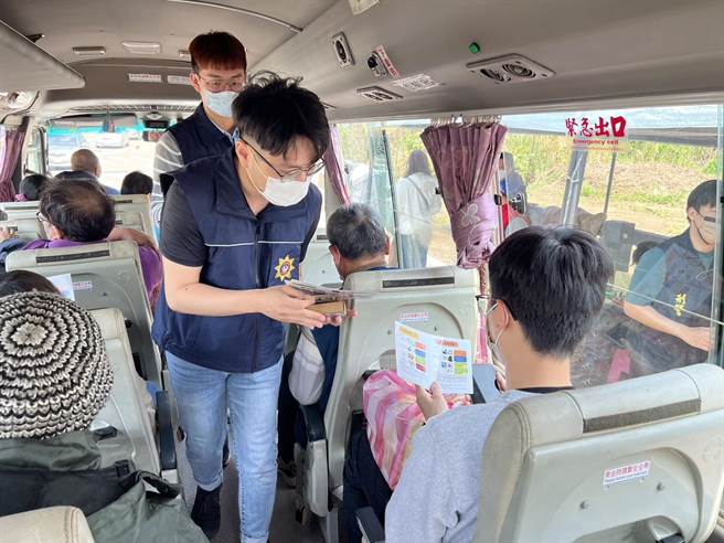 竹市警三分局於大坪頂永生園生命紀念園區周邊進入園區之必經道路、掃墓專車接駁站等處所，向前來掃墓祭祖之民眾宣導反詐。（警方提供／王惠慧新竹傳真）