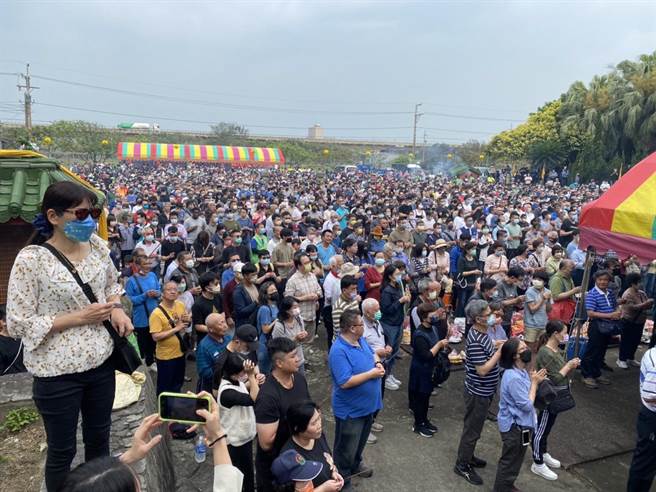 桃園市新屋葉家掃墓祭祖活動今日現場湧入超過8000人。（蔡明亘攝）